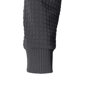 Detail von dunkelgrauem Steppstoff mit elastischem Rippbündchen am Herren-Hoodie