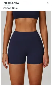 Gros plan sur le short de yoga taille haute bleu cobalt avec coupe compressive