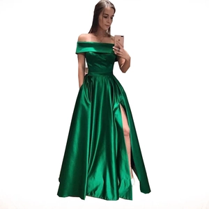 Élégante robe de soirée satinée vert émeraude à épaules dénudées avec fente haute