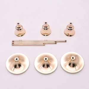 Driedelige set elegante gouden messing kandelaars met ronde voet voor decoratie