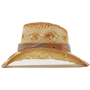 Détail du chapeau de cowboy en paille tressée avec bande en cuir marron et rivets argentés