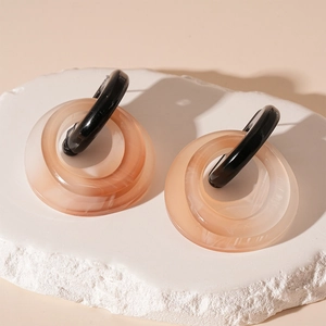 Detail der Vintage-Resin-Ohrringe mit schwarz-rosa marmorierten ineinandergreifenden Ringen
