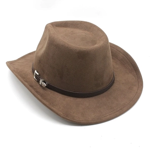 Dettaglio di un cappello da cowboy in pelle scamosciata marrone con fascia in cuoio