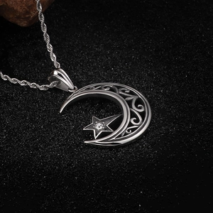 Détail du pendentif lune croissante et étoile argentée avec cristal sur une chaîne