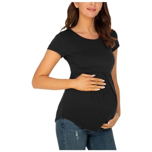 Detailansicht eines schwarzen kurzärmeligen Umstandsshirts mit gerüschter Taille und Falten