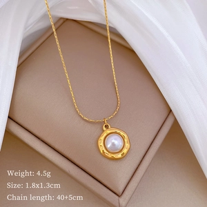 Detail view of a gold pearl necklace on jewelry box with weight and size parameters