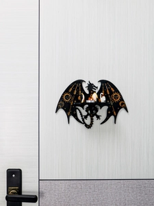 Vue détaillée du support mural dragon avec motifs célestes tenant une petite bougie chauffe-plat