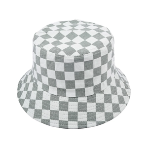 Vue de dessus d'un chapeau bob avec motif en damier gris et blanc sur tissu en toile