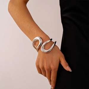 Dettaglio del bracciale rigido in argento lucido con moderno design geometrico cavo