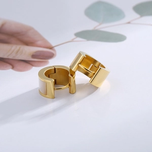 Boucles d'oreilles créoles dorées en acier inoxydable avec incrustation de nacre