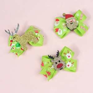 Gros plan de motifs Père Noël à paillettes sur pinces à cheveux de Noël vertes