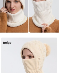 Dettaglio del cappuccio in maglia beige con pompon in ecopelliccia e chiusura a bottoni