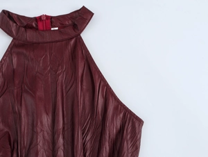 Dettaglio macro dello scollo all'americana in ecopelle bordeaux con zip e taglia S