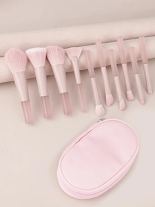 Dettaglio di un set da 10 pennelli trucco rosa con custodia coordinata in pelle con cerniera