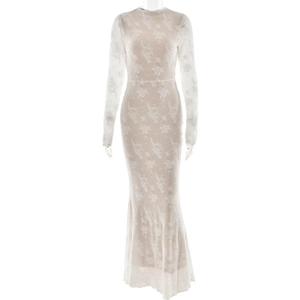 Robe longue blanche élégante en dentelle à manches longues avec motifs floraux