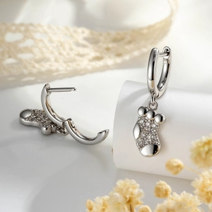 Élégantes boucles d'oreilles chaussette de Noël en argent et zircon sur dentelle blanche