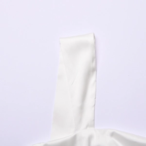 Makro-Detail des glänzenden weißen Stoffträgers eines sexy schmalen Camisole