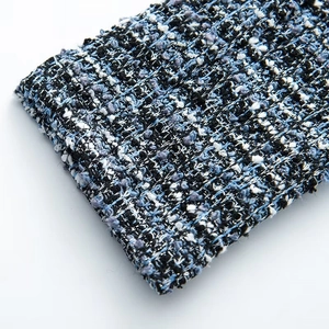 Gros plan sur la texture du tissu tweed bleu et blanc avec tissage de style français