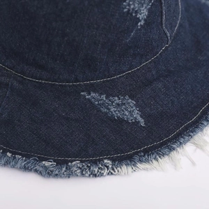 Chapeau bob en denim bleu usé avec détails déchirés et coutures blanches contrastées