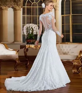 Détail du dos transparent avec boutonnage délicat sur une robe de mariée en dentelle
