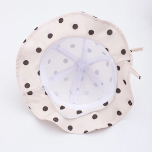 Detail eines rosa gepunkteten Baby-Fischerhuts mit atmungsaktivem Futter und Windband