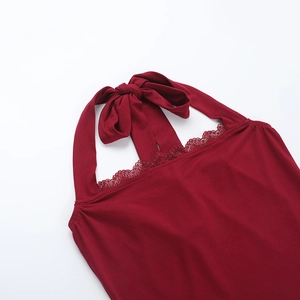 Detail des burgunderroten Halter-Tops mit zarter Spitze und Schleifendetails am Ausschnitt