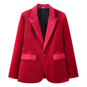 Détail d'un blazer en velours rouge avec revers en satin et poches à rabat