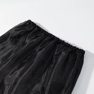 Détail de la taille élastique d'une jupe en tulle noir avec texture en maille légère