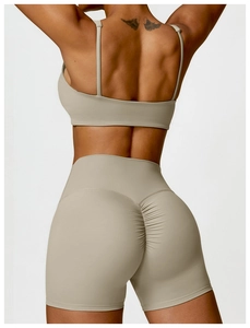 Détail du short de yoga taille haute avec couture froncée et brassière de sport