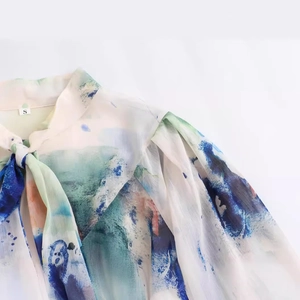 Γυναικεία μπλούζα πεταλούδα με πολύχρωμο tie-dye τύπωμα και λεπτομέρεια με δέσιμο