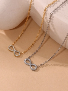 Vue détaillée de colliers pendentif infini en or et argent avec zircons scintillants sertis
