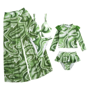 Détail de l'ensemble de bain 5 pièces à imprimé marbre vert avec paréo en mesh