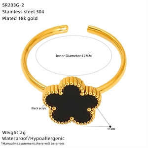 Detailed size guide of gold clover heart ring showing 17mm inner diameter and 11mm charm