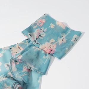 Abito con scollo all'americana e stampa floreale in chiffon azzurro per la primavera