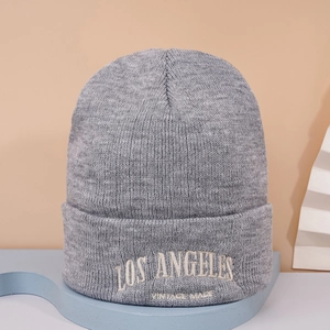 Détail de la broderie Los Angeles sur bonnet en maille grise avec texte vintage