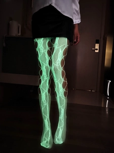Bas résille vert fluo phosphorescents avec un motif de toile d'araignée lumineux