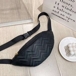 Modische schwarze Bauchtasche für Damen mit Wellensteppung und verstellbarem Gurt