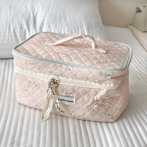 Detailansicht der rosa gesteppten Kosmetiktasche mit Hasenmuster und Griff