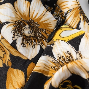 Détail macro d'une fermeture éclair invisible et imprimé fleuri sur la robe
