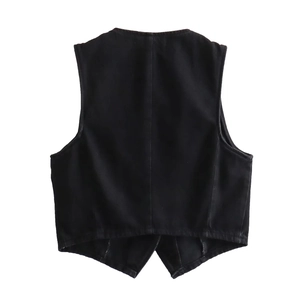 Dettaglio posteriore di un gilet in denim nero slim fit con cuciture di alta qualità