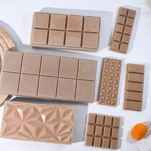 Vista superior de diversos moldes de silicona para chocolate con texturas geométricas