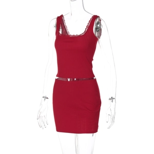 Détail d'un ensemble deux pièces en tricot rouge côtelé avec dentelle et minijupe