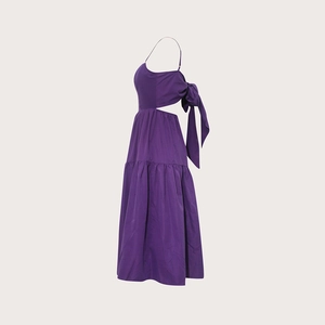 Détail de robe bohème violette avec dos nu et grand nœud décoratif sur le côté