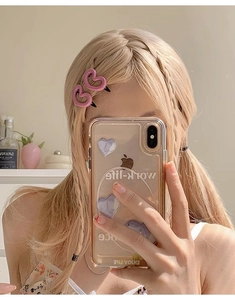 Barrettes à cheveux roses en forme de cœur sur cheveux blonds pour un look minimaliste