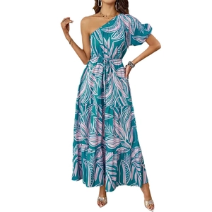 Robe longue d'été asymétrique verte avec imprimé feuilles roses et ourlet à volants