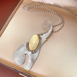 Détail du pendentif éléphant en acier inoxydable brossé avec un insert ovale doré mat