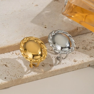 Minimalist oval mirror-finish stainless steel rings with scalloped edges in gold and silver