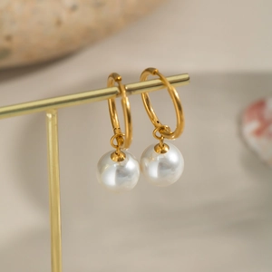 Pendientes de aro vintage en acero bañado en oro de 18K con colgantes de perlas blancas