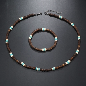 Détail d'un ensemble collier et bracelet bohème en noix de coco et turquoise