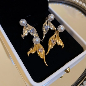 Elegant fishtail earrings with heart zircon and faux pearl in gold and silver finish
